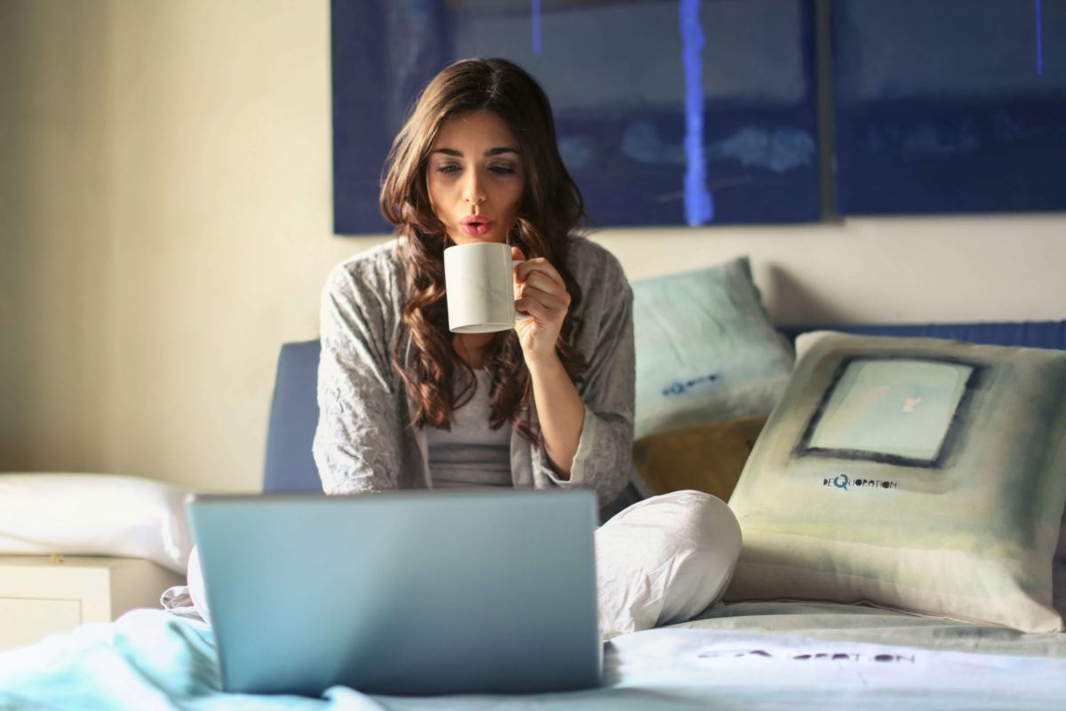 コーヒーを飲みながらパソコンをしている女性